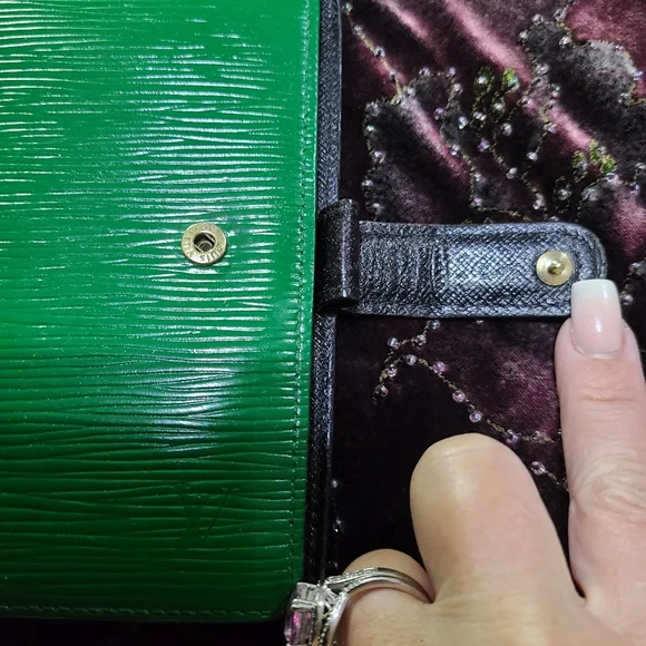 Louis Vuitton Epi Agenda - Picture 7 of 12